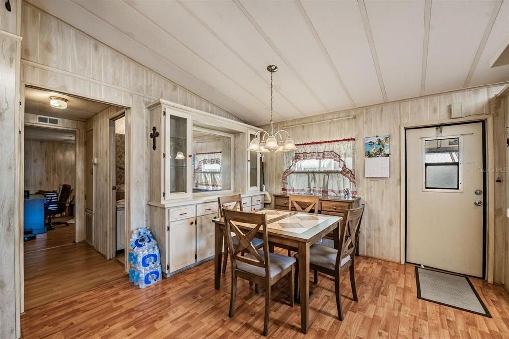 For Sale: $115,000 (2 beds, 2 baths, 888 Square Feet)