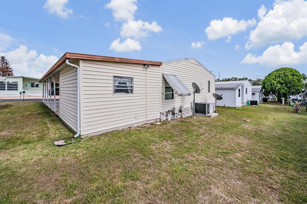 For Sale: $115,000 (2 beds, 2 baths, 888 Square Feet)
