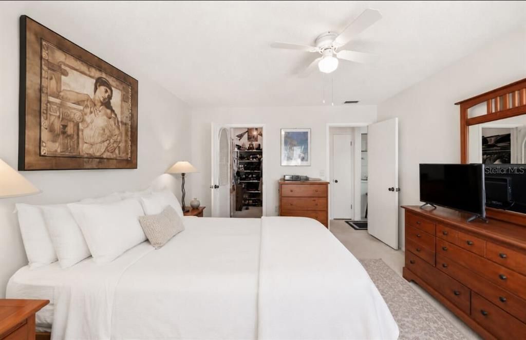 For Sale: $85,000 (1 beds, 1 baths, 710 Square Feet)