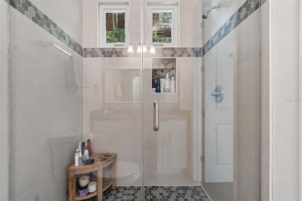 Activo con contrato: $3,995 (3 camas, 2 baños, 1995 Pies cuadrados)