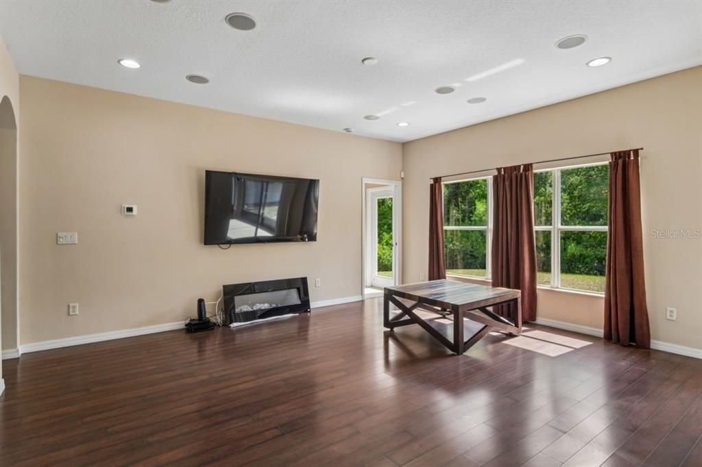 For Sale: $470,000 (5 beds, 3 baths, 2635 Square Feet)