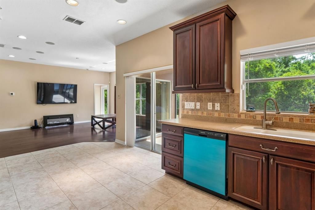 For Sale: $470,000 (5 beds, 3 baths, 2635 Square Feet)