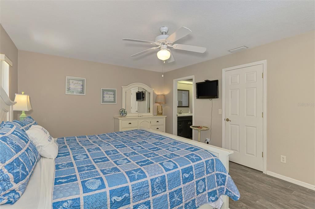 Activo con contrato: $379,000 (3 camas, 2 baños, 1418 Pies cuadrados)