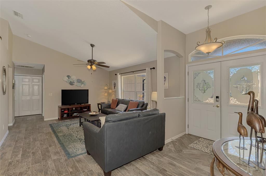Activo con contrato: $379,000 (3 camas, 2 baños, 1418 Pies cuadrados)