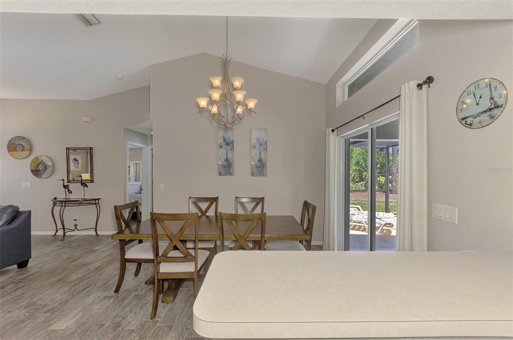 Activo con contrato: $379,000 (3 camas, 2 baños, 1418 Pies cuadrados)
