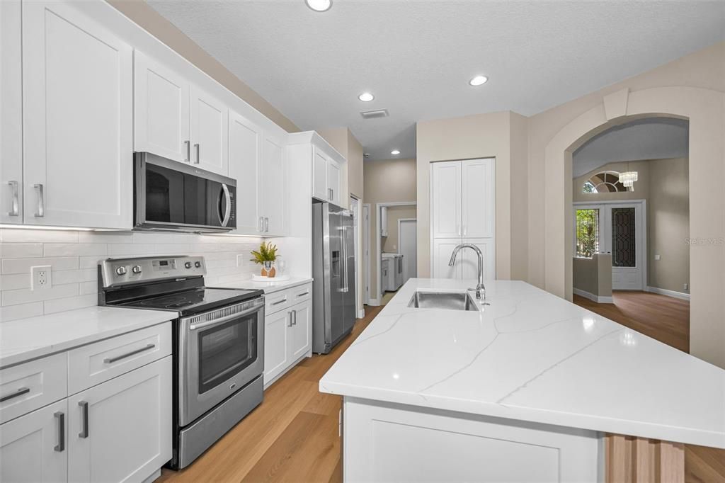 Activo con contrato: $684,900 (4 camas, 3 baños, 2347 Pies cuadrados)