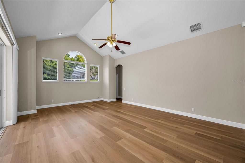 Activo con contrato: $684,900 (4 camas, 3 baños, 2347 Pies cuadrados)