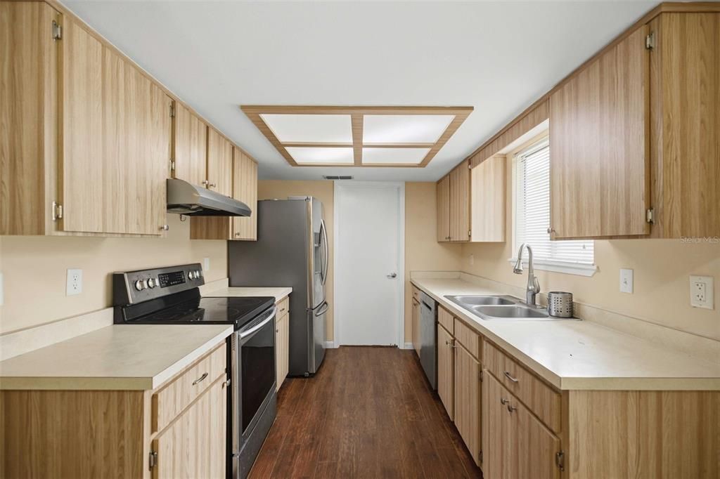 For Sale: $149,900 (2 beds, 2 baths, 960 Square Feet)