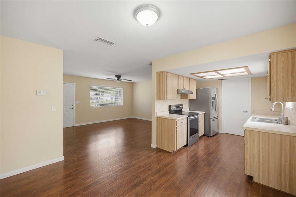 For Sale: $149,900 (2 beds, 2 baths, 960 Square Feet)