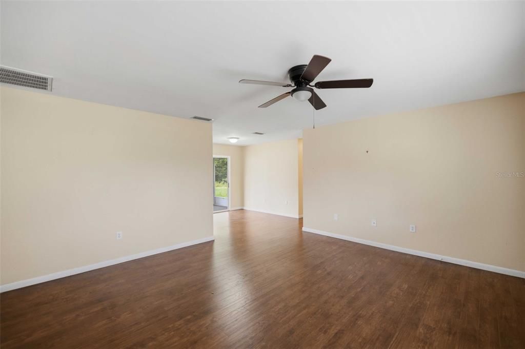 For Sale: $149,900 (2 beds, 2 baths, 960 Square Feet)