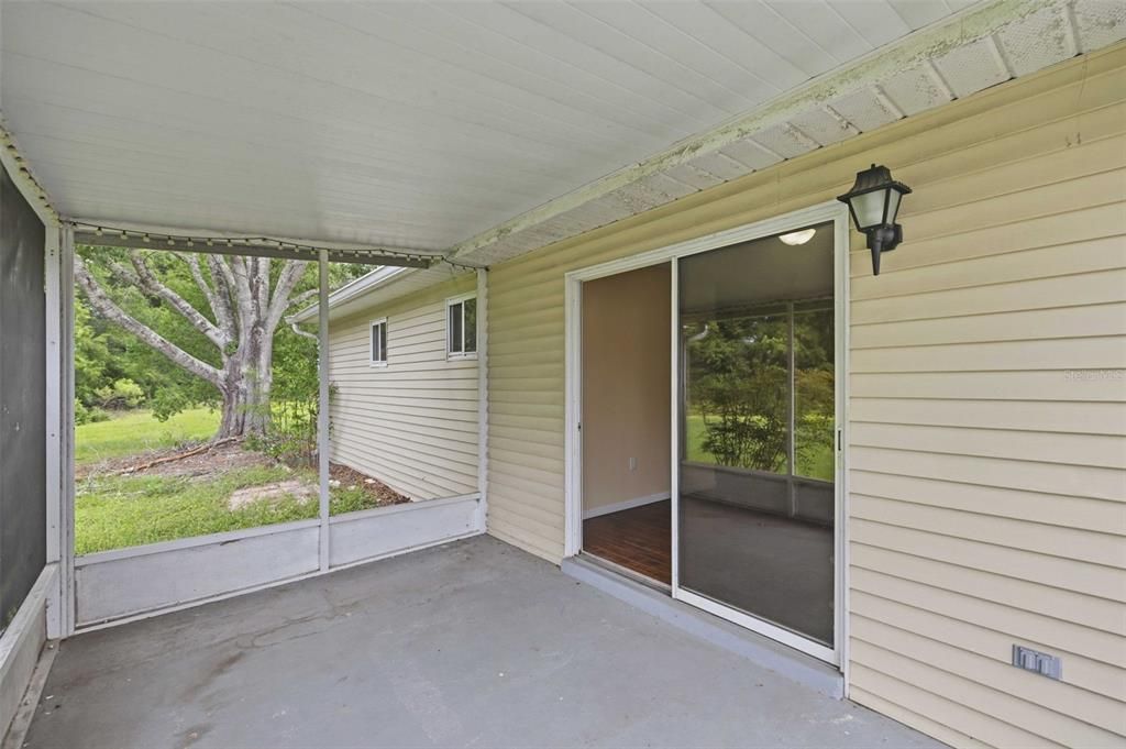 For Sale: $149,900 (2 beds, 2 baths, 960 Square Feet)