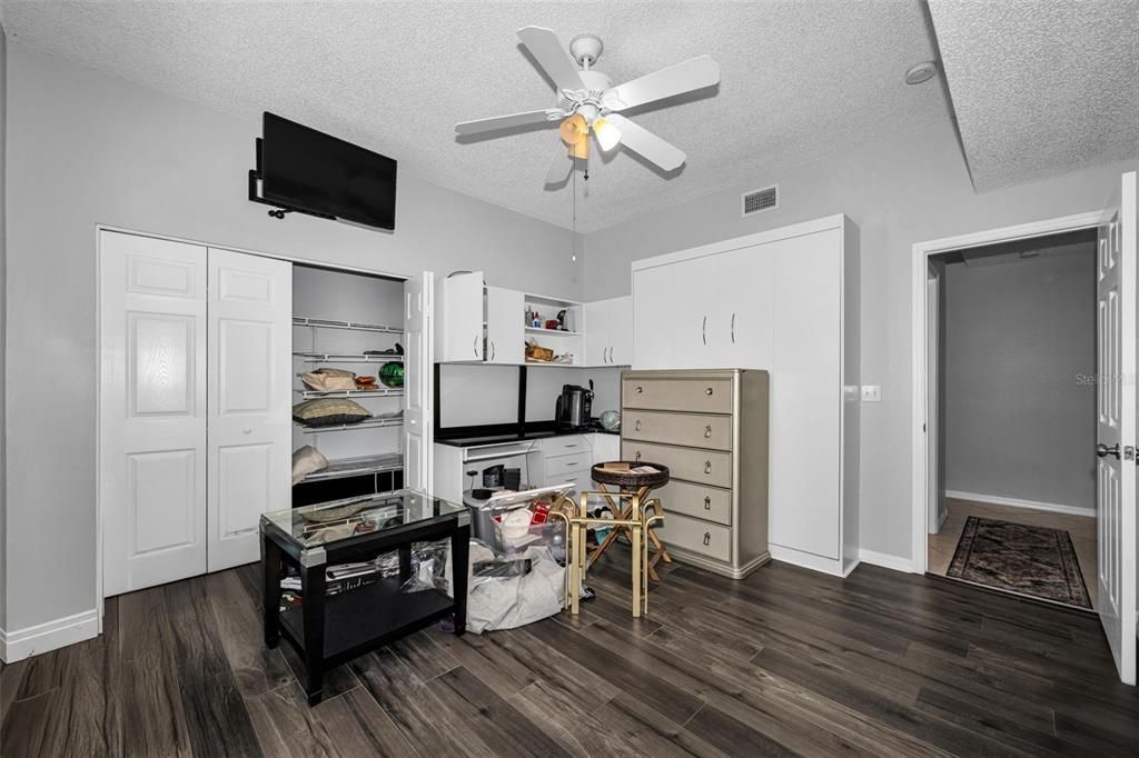 Activo con contrato: $3,995 (5 camas, 3 baños, 2976 Pies cuadrados)
