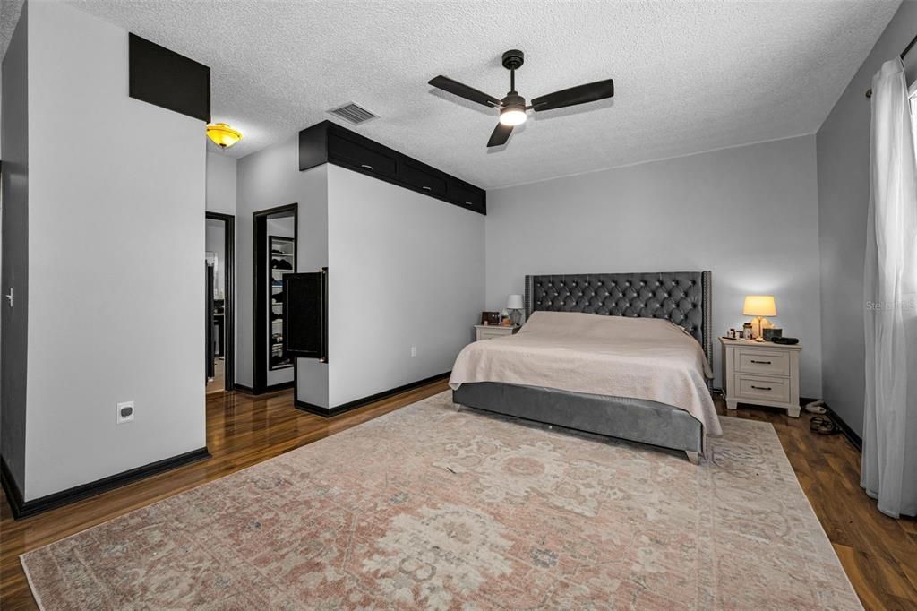 Activo con contrato: $3,995 (5 camas, 3 baños, 2976 Pies cuadrados)