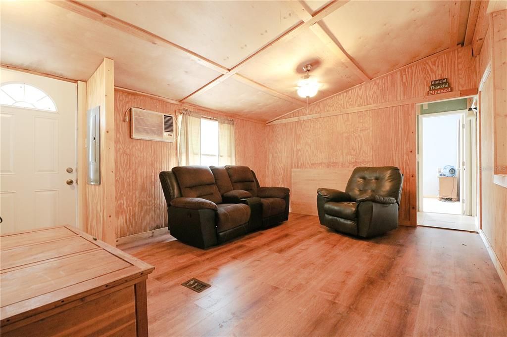 For Sale: $164,900 (3 beds, 2 baths, 1008 Square Feet)