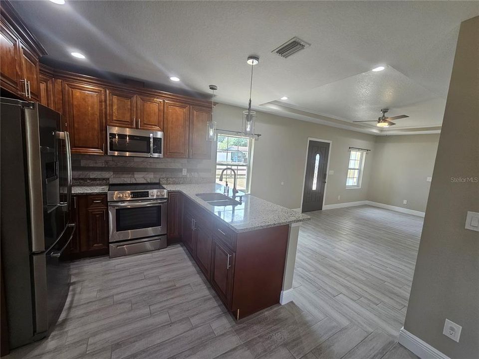 Activo con contrato: $299,000 (3 camas, 2 baños, 1340 Pies cuadrados)