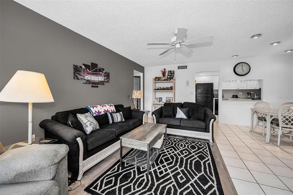 For Sale: $169,900 (2 beds, 1 baths, 904 Square Feet)