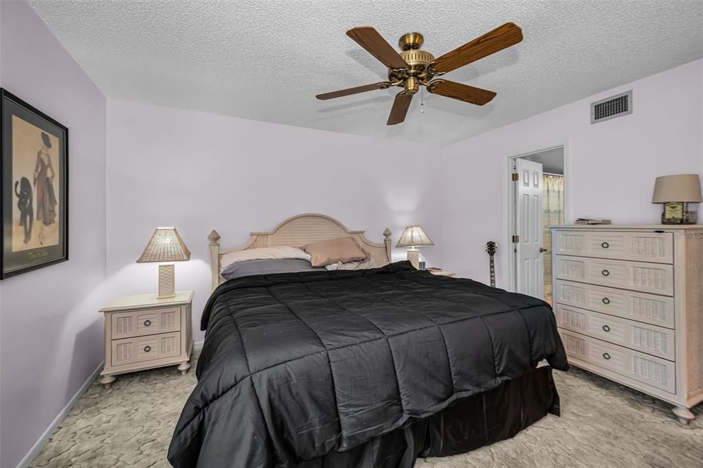For Sale: $169,900 (2 beds, 1 baths, 904 Square Feet)