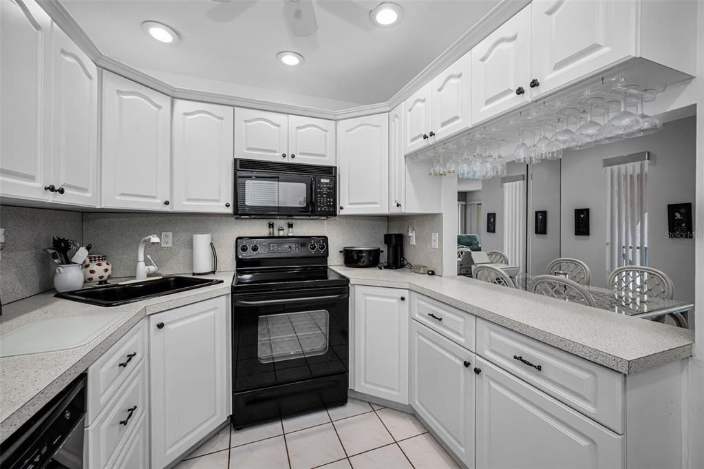 For Sale: $169,900 (2 beds, 1 baths, 904 Square Feet)