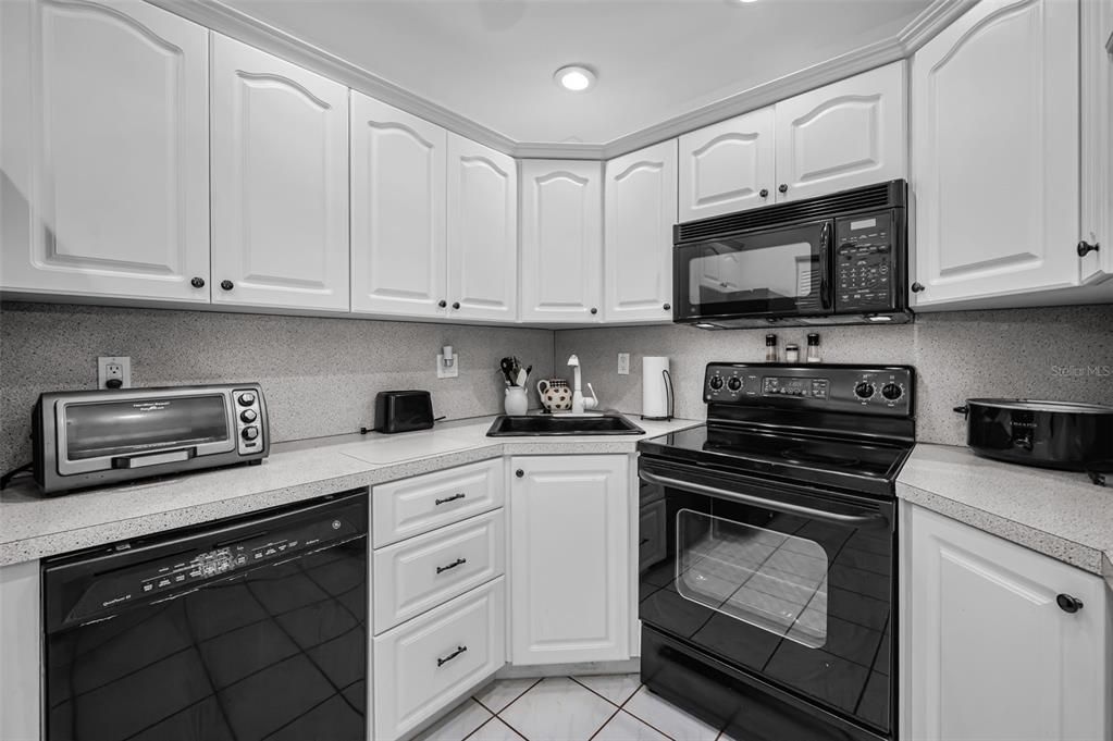 For Sale: $169,900 (2 beds, 1 baths, 904 Square Feet)