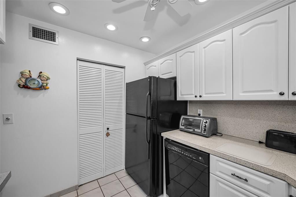 For Sale: $169,900 (2 beds, 1 baths, 904 Square Feet)