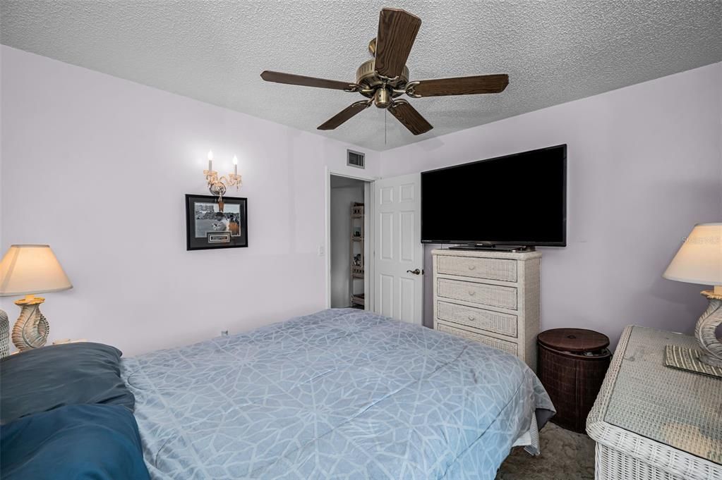 For Sale: $169,900 (2 beds, 1 baths, 904 Square Feet)