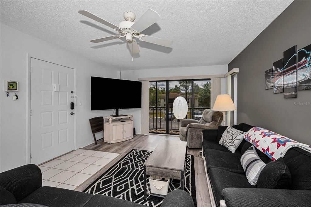 For Sale: $169,900 (2 beds, 1 baths, 904 Square Feet)