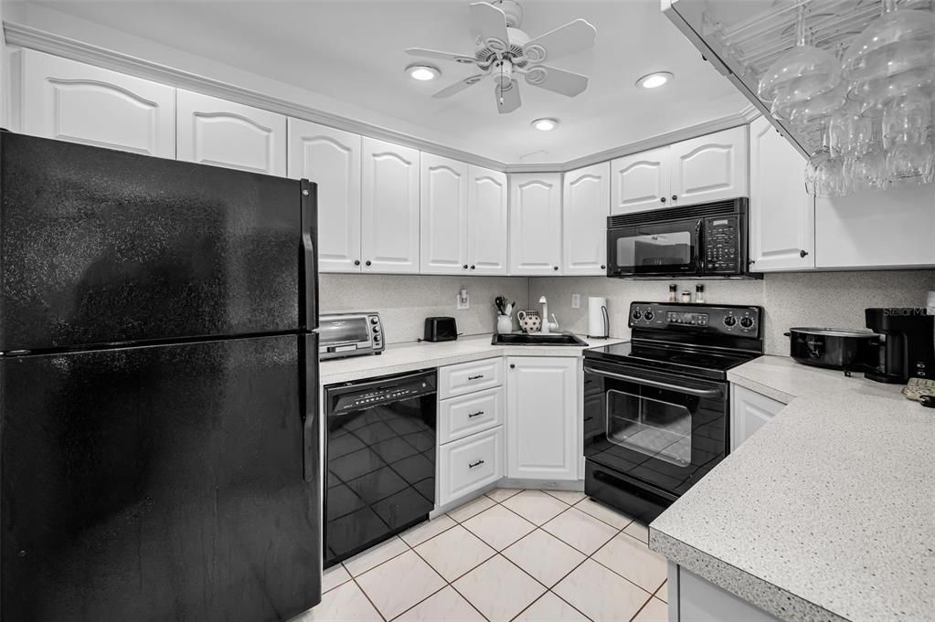 For Sale: $169,900 (2 beds, 1 baths, 904 Square Feet)