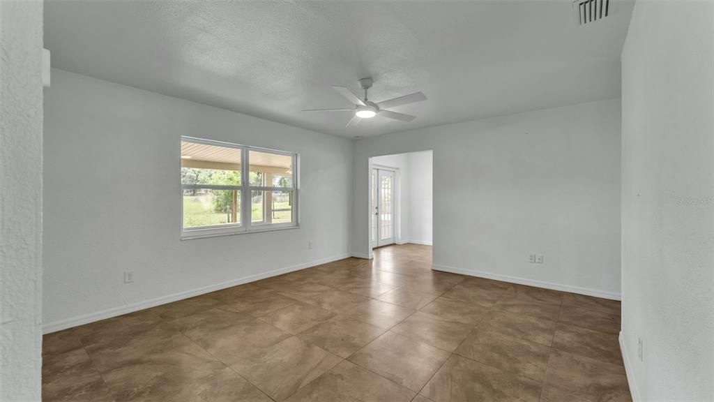 Activo con contrato: $240,000 (3 camas, 1 baños, 897 Pies cuadrados)