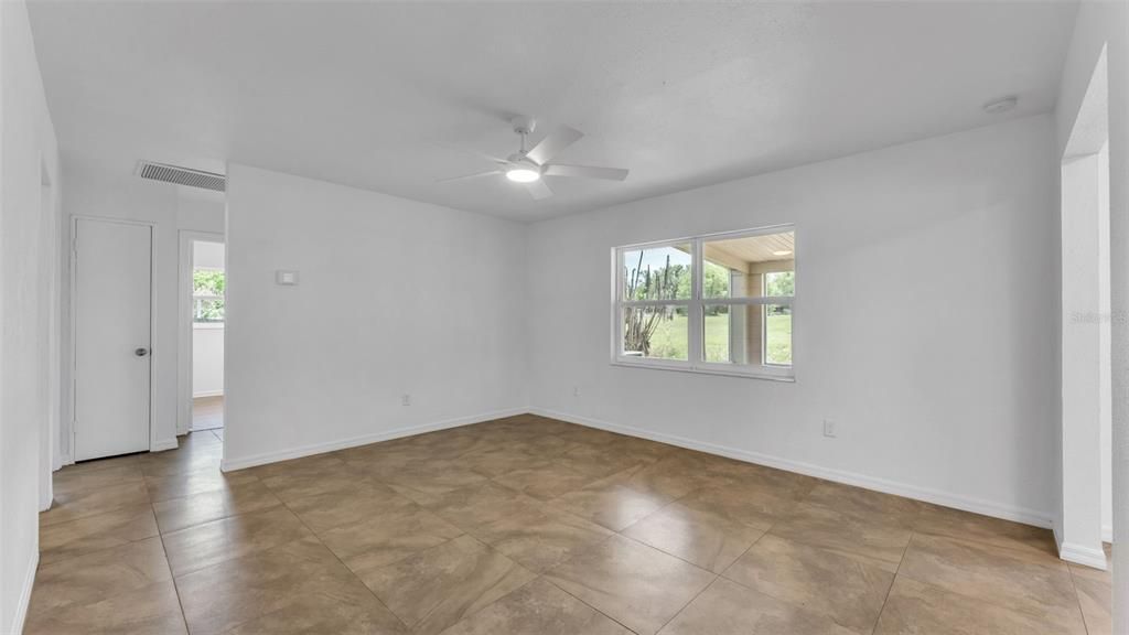 Activo con contrato: $240,000 (3 camas, 1 baños, 897 Pies cuadrados)