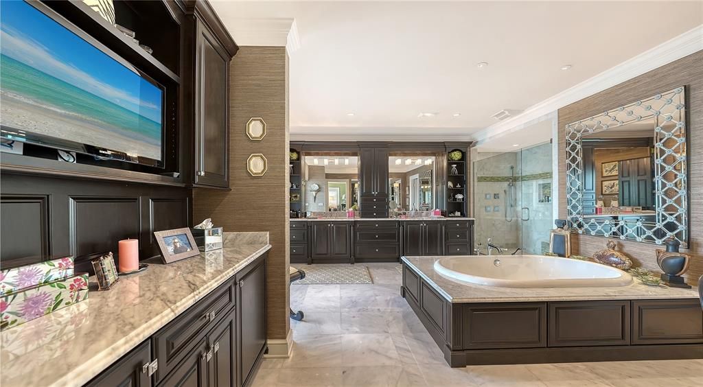 For Sale: $10,995,000 (5 beds, 5 baths, 6570 Square Feet)