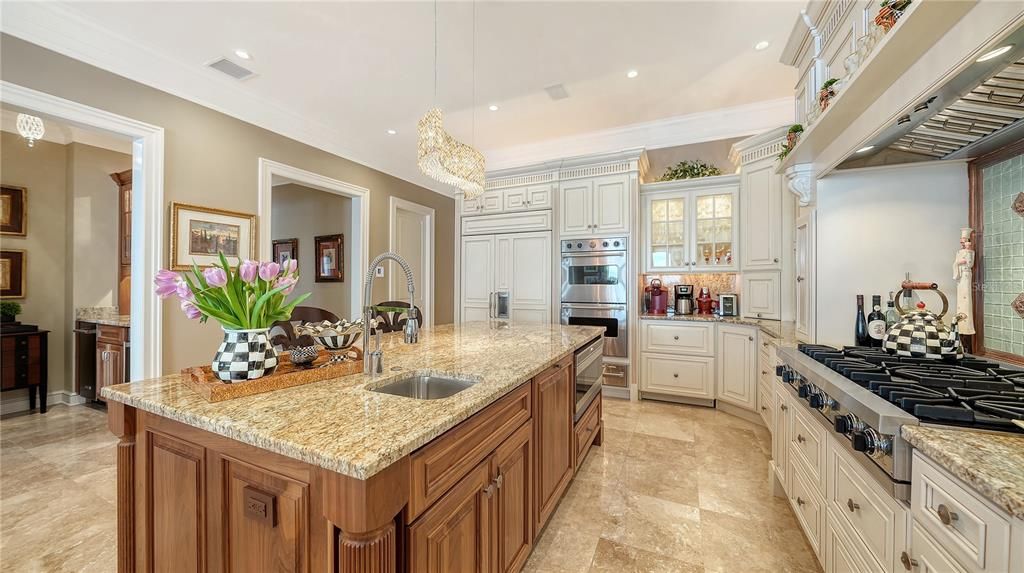 For Sale: $10,995,000 (5 beds, 5 baths, 6570 Square Feet)