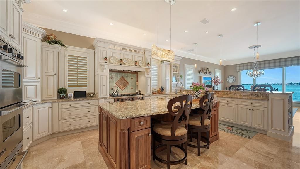 For Sale: $10,995,000 (5 beds, 5 baths, 6570 Square Feet)