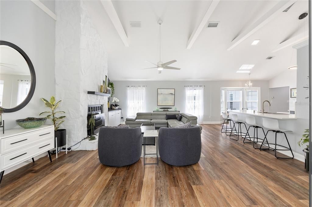 Activo con contrato: $449,000 (3 camas, 2 baños, 1669 Pies cuadrados)