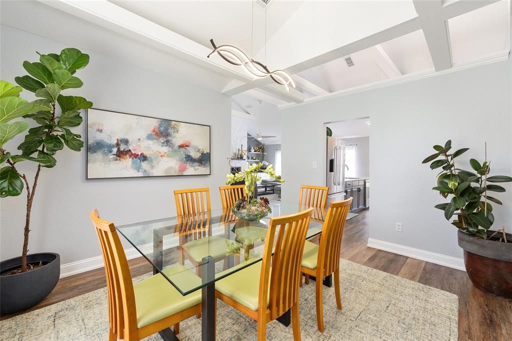 Activo con contrato: $449,000 (3 camas, 2 baños, 1669 Pies cuadrados)