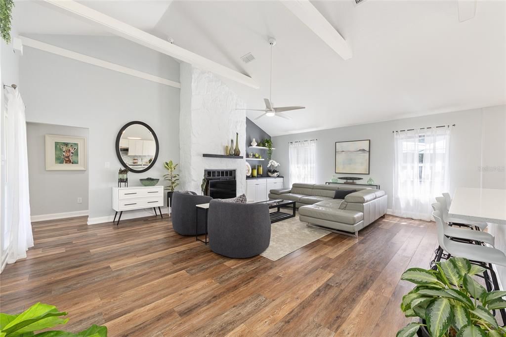 Activo con contrato: $449,000 (3 camas, 2 baños, 1669 Pies cuadrados)