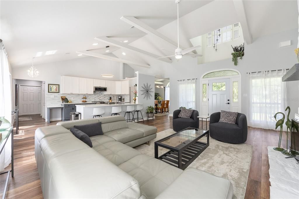 Activo con contrato: $449,000 (3 camas, 2 baños, 1669 Pies cuadrados)