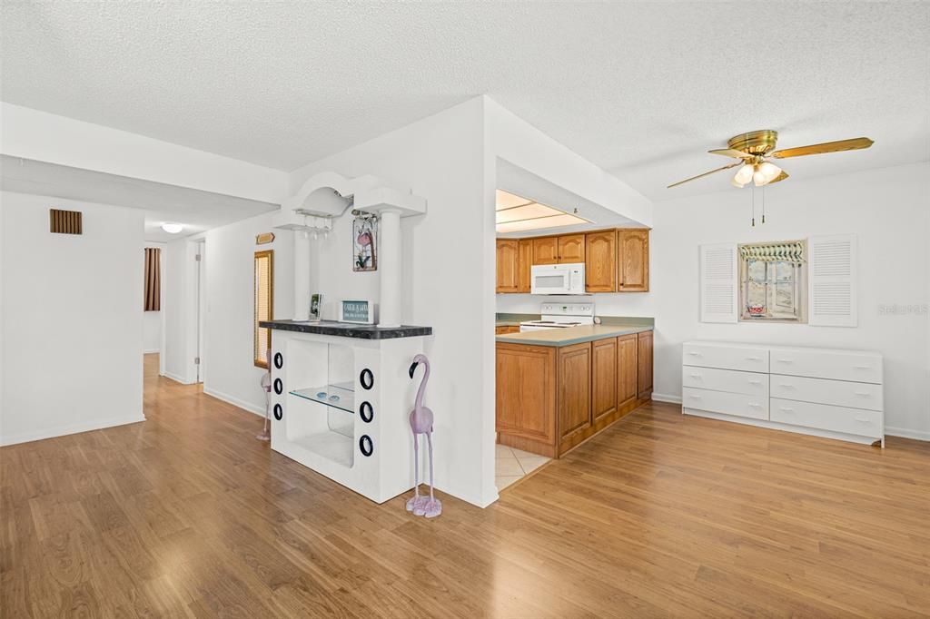 For Sale: $199,800 (2 beds, 2 baths, 1137 Square Feet)