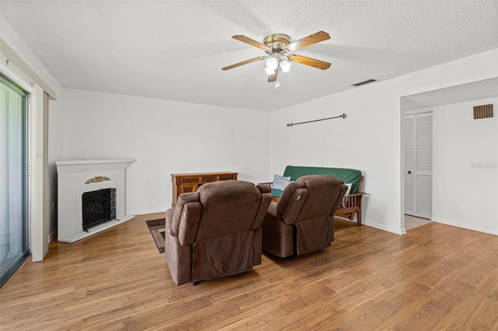 For Sale: $199,800 (2 beds, 2 baths, 1137 Square Feet)