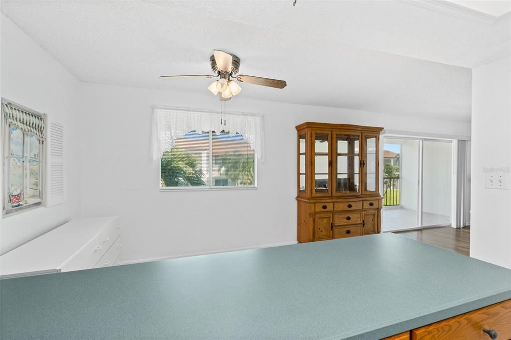 For Sale: $199,800 (2 beds, 2 baths, 1137 Square Feet)