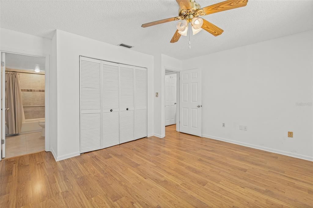For Sale: $199,800 (2 beds, 2 baths, 1137 Square Feet)