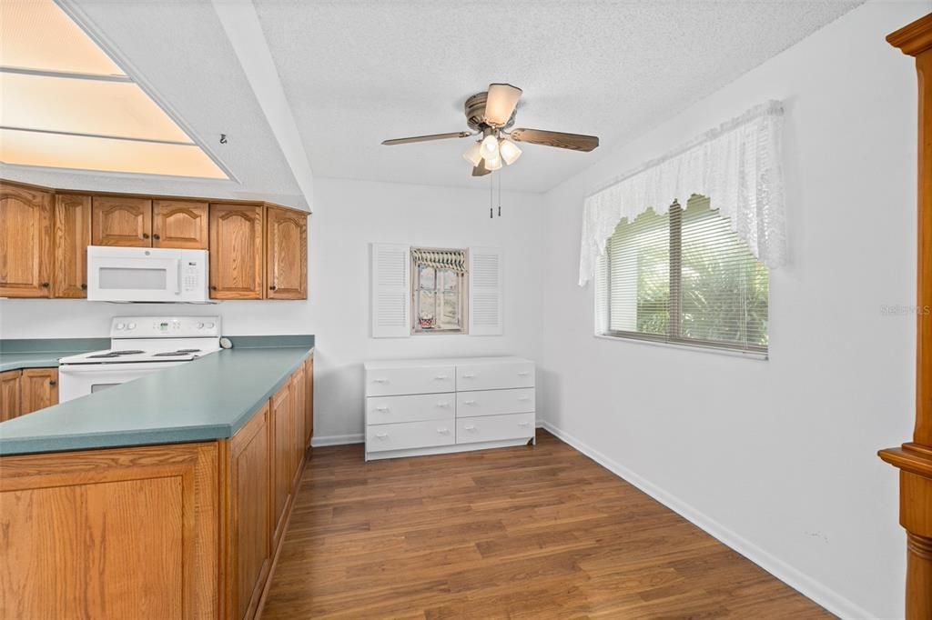 For Sale: $199,800 (2 beds, 2 baths, 1137 Square Feet)