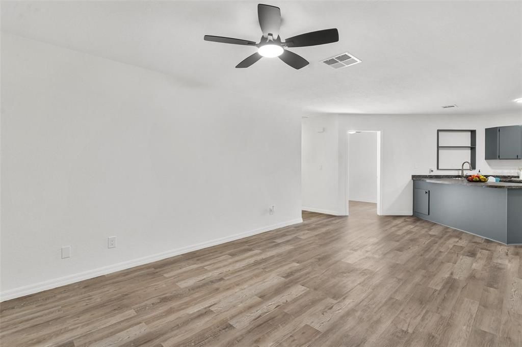 Active With Contract: $165,000 (2 beds, 2 baths, 1130 Square Feet)
