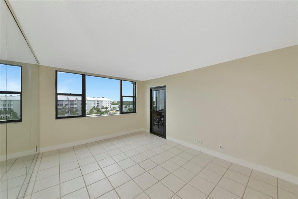 For Sale: $478,000 (1 beds, 1 baths, 751 Square Feet)