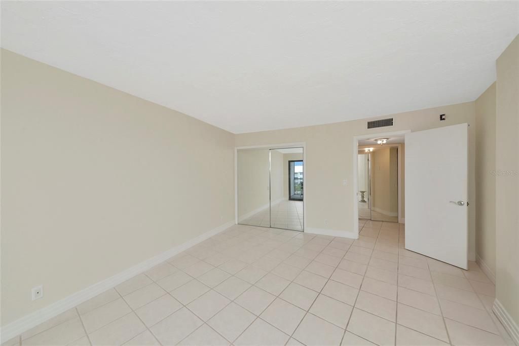 For Sale: $478,000 (1 beds, 1 baths, 751 Square Feet)