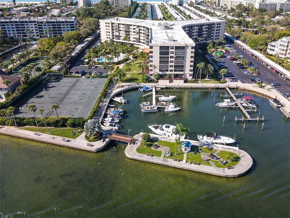 For Sale: $478,000 (1 beds, 1 baths, 751 Square Feet)