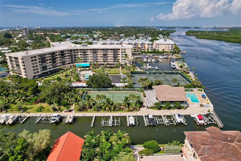For Sale: $478,000 (1 beds, 1 baths, 751 Square Feet)