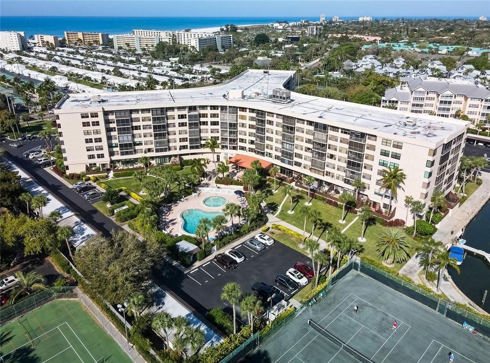 For Sale: $478,000 (1 beds, 1 baths, 751 Square Feet)