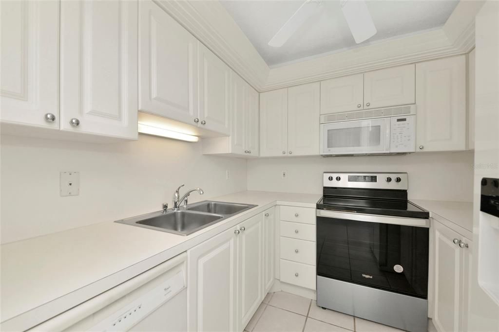 For Sale: $478,000 (1 beds, 1 baths, 751 Square Feet)