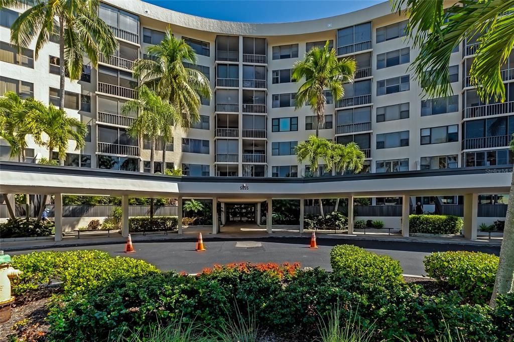 For Sale: $478,000 (1 beds, 1 baths, 751 Square Feet)