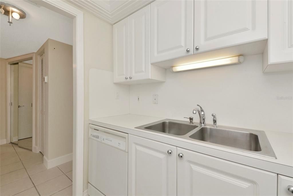 For Sale: $478,000 (1 beds, 1 baths, 751 Square Feet)